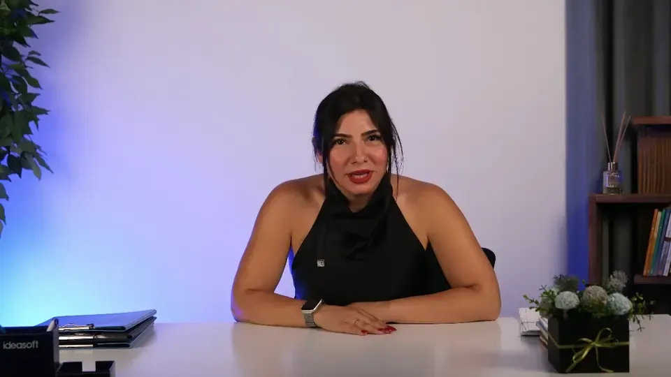 Gökçe Çapkın, WebAction stüdyosunda masada kameraya konuşurken